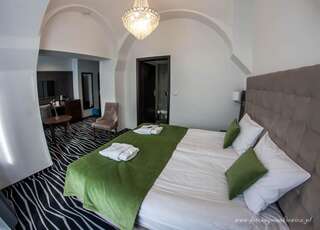 Отели типа «постель и завтрак» No1 bed&breakfast lounge Лешно Улучшенные апартаменты-2